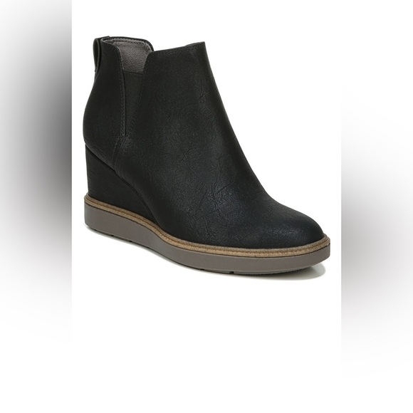 Shoes - Picture 2 of 8